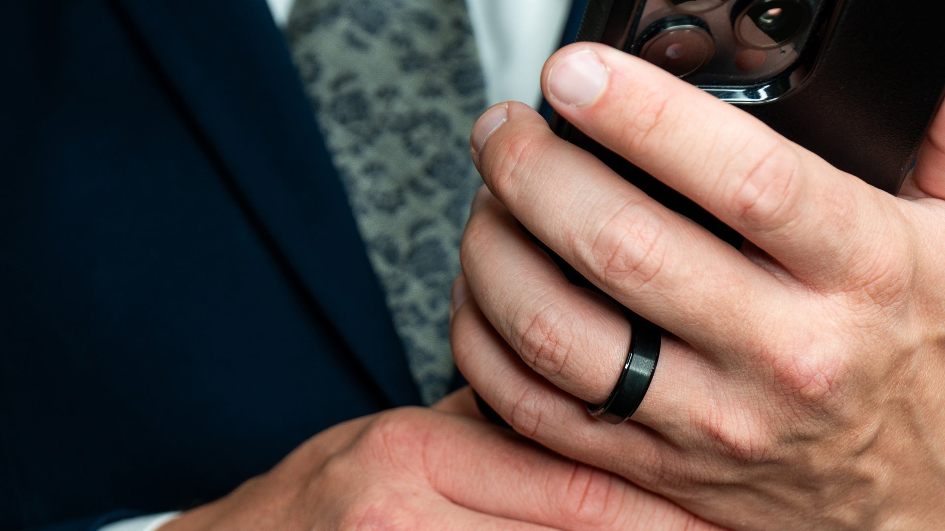What’s the Difference Between Tungsten Carbide and Titanium Rings?